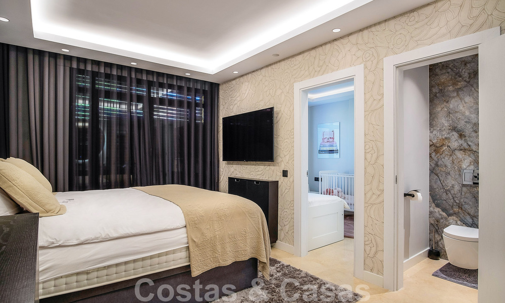 Apartamento de lujo de 4 dormitorios en venta en exclusivo complejo en segunda línea de playa en Puerto Banús, Marbella 52114