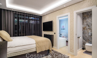 Apartamento de lujo de 4 dormitorios en venta en exclusivo complejo en segunda línea de playa en Puerto Banús, Marbella 52114 