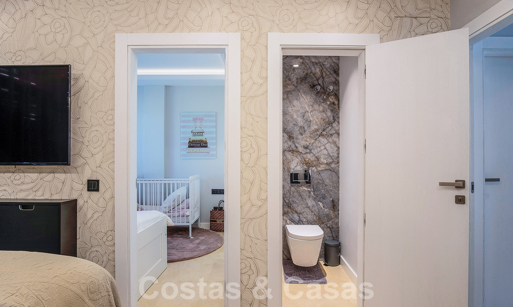 Apartamento de lujo de 4 dormitorios en venta en exclusivo complejo en segunda línea de playa en Puerto Banús, Marbella 52115
