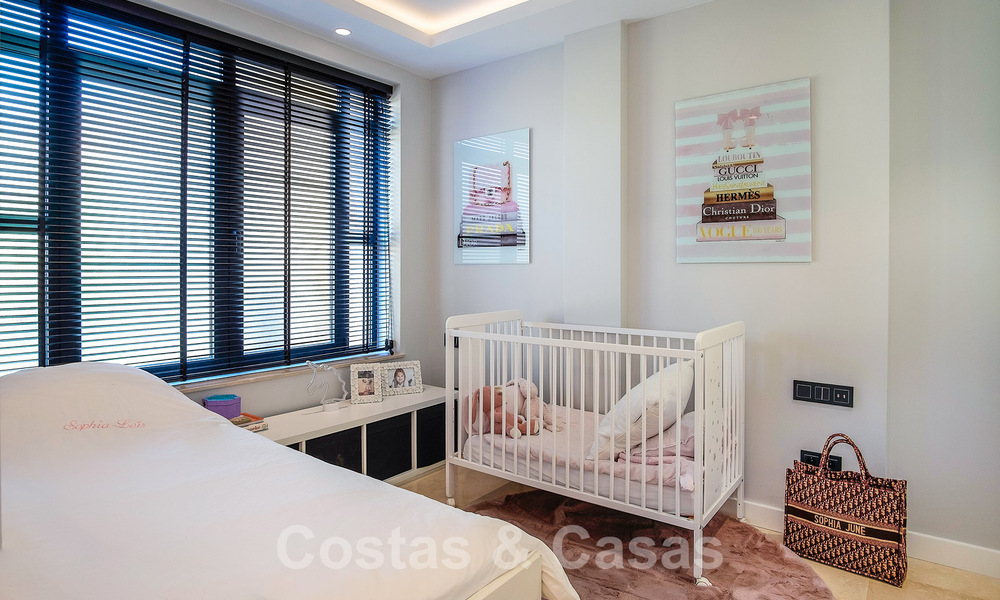 Apartamento de lujo de 4 dormitorios en venta en exclusivo complejo en segunda línea de playa en Puerto Banús, Marbella 52116