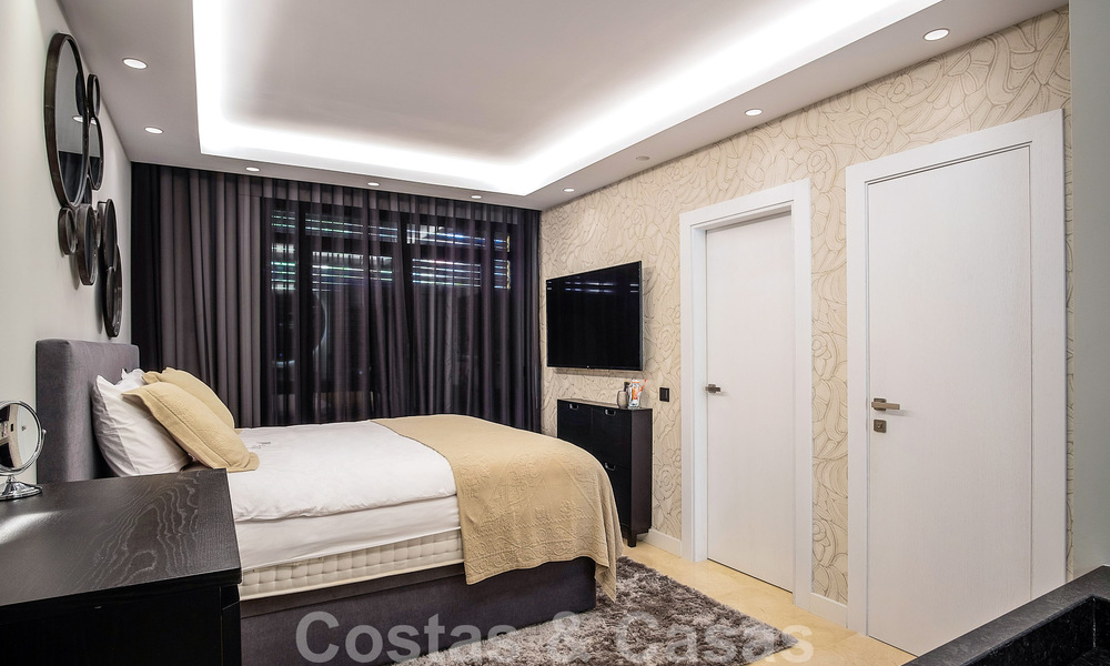 Apartamento de lujo de 4 dormitorios en venta en exclusivo complejo en segunda línea de playa en Puerto Banús, Marbella 52120