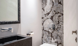 Apartamento de lujo en venta en exclusivo complejo en segunda línea de playa en Puerto Banús, Marbella 52121 