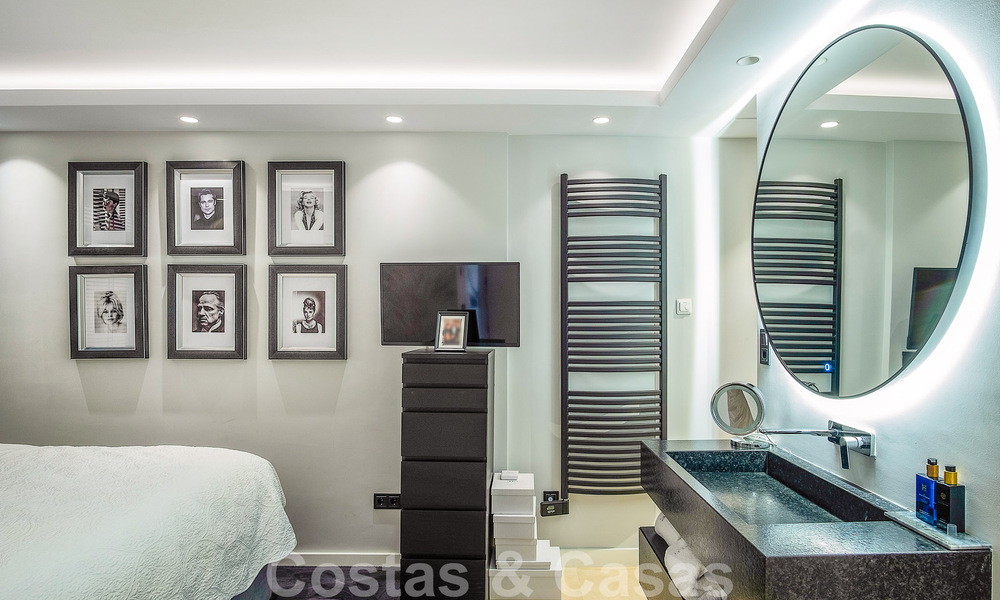 Apartamento de lujo de 4 dormitorios en venta en exclusivo complejo en segunda línea de playa en Puerto Banús, Marbella 52122