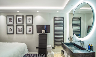 Apartamento de lujo de 4 dormitorios en venta en exclusivo complejo en segunda línea de playa en Puerto Banús, Marbella 52122 
