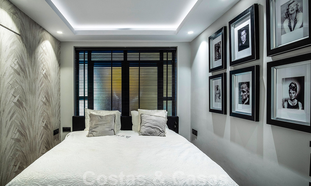 Apartamento de lujo de 4 dormitorios en venta en exclusivo complejo en segunda línea de playa en Puerto Banús, Marbella 52124