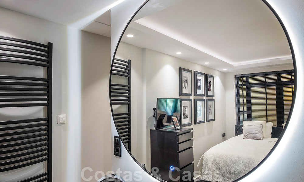 Apartamento de lujo de 4 dormitorios en venta en exclusivo complejo en segunda línea de playa en Puerto Banús, Marbella 52125
