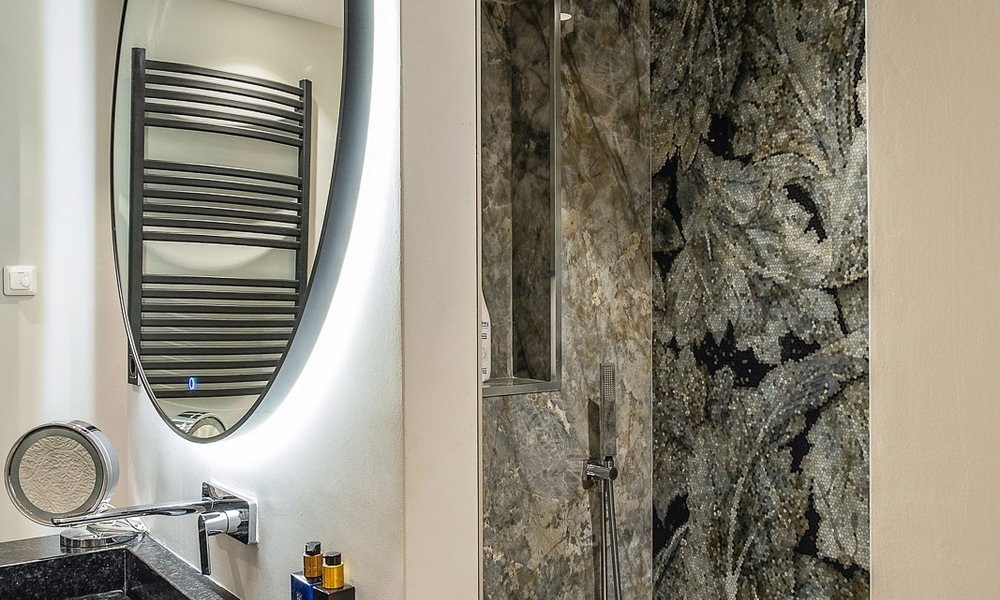 Apartamento de lujo en venta en exclusivo complejo en segunda línea de playa en Puerto Banús, Marbella 52126