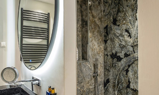 Apartamento de lujo en venta en exclusivo complejo en segunda línea de playa en Puerto Banús, Marbella 52126 