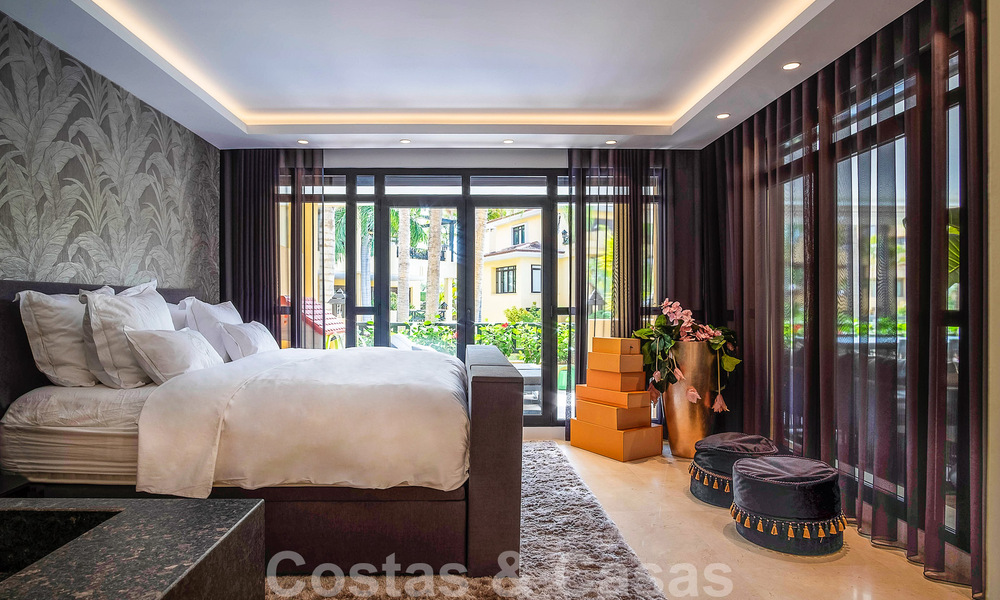 Apartamento de lujo de 4 dormitorios en venta en exclusivo complejo en segunda línea de playa en Puerto Banús, Marbella 52129
