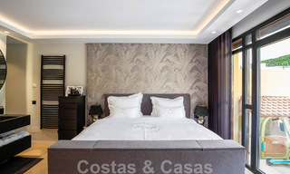 Apartamento de lujo de 4 dormitorios en venta en exclusivo complejo en segunda línea de playa en Puerto Banús, Marbella 52130 