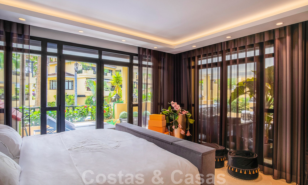 Apartamento de lujo de 4 dormitorios en venta en exclusivo complejo en segunda línea de playa en Puerto Banús, Marbella 52132