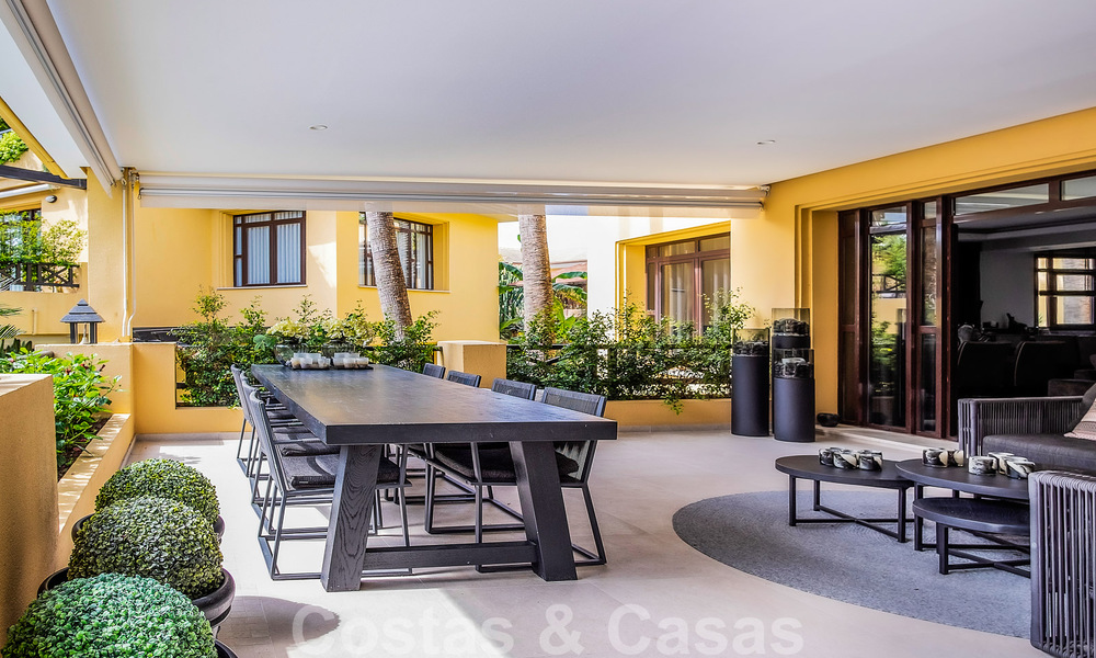 Apartamento de lujo de 4 dormitorios en venta en exclusivo complejo en segunda línea de playa en Puerto Banús, Marbella 52134