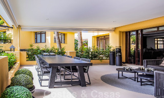 Apartamento de lujo de 4 dormitorios en venta en exclusivo complejo en segunda línea de playa en Puerto Banús, Marbella 52134 