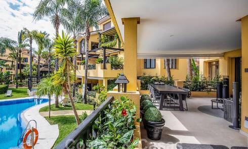 Apartamento de lujo de 4 dormitorios en venta en exclusivo complejo en segunda línea de playa en Puerto Banús, Marbella 52135
