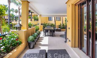 Apartamento de lujo de 4 dormitorios en venta en exclusivo complejo en segunda línea de playa en Puerto Banús, Marbella 52136 