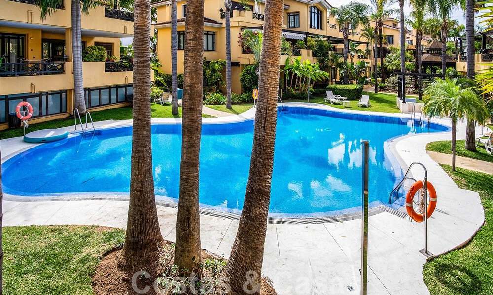 Apartamento de lujo en venta en exclusivo complejo en segunda línea de playa en Puerto Banús, Marbella 52137