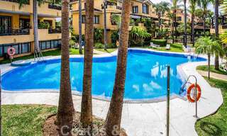 Apartamento de lujo en venta en exclusivo complejo en segunda línea de playa en Puerto Banús, Marbella 52137 