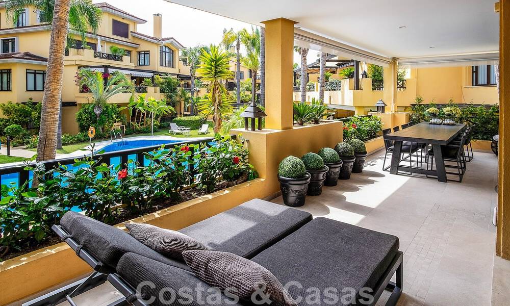 Apartamento de lujo de 4 dormitorios en venta en exclusivo complejo en segunda línea de playa en Puerto Banús, Marbella 52138