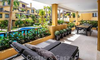 Apartamento de lujo de 4 dormitorios en venta en exclusivo complejo en segunda línea de playa en Puerto Banús, Marbella 52138 