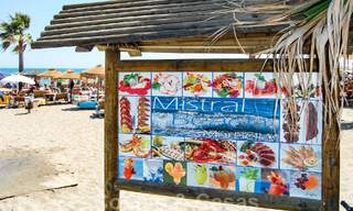 Apartamento de lujo en venta en exclusivo complejo en segunda línea de playa en Puerto Banús, Marbella 52140 