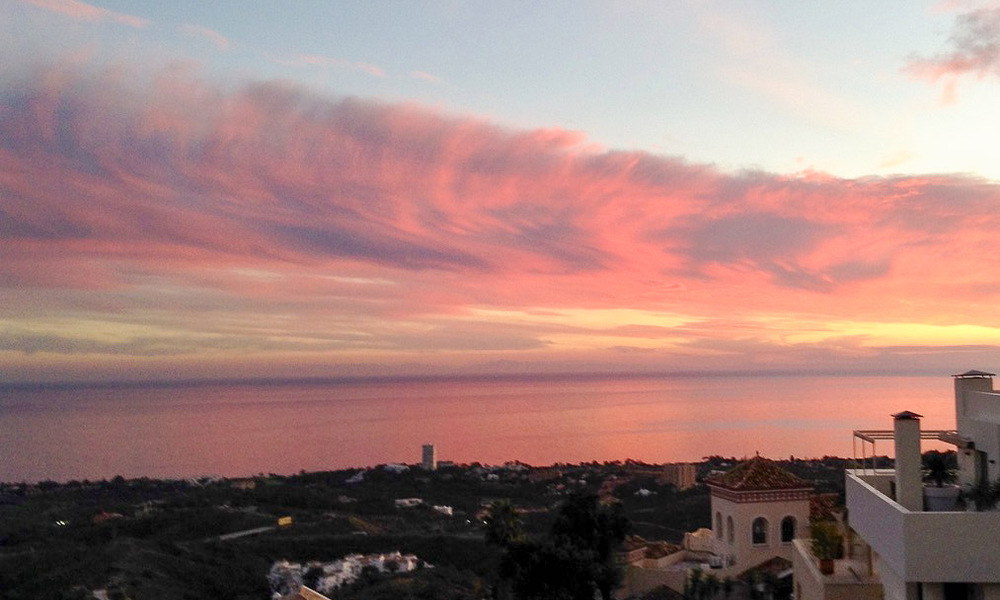 Moderno ático dúplex en venta con vistas panorámicas al mar, situado en un codiciado complejo en Los Monteros, Marbella 52242