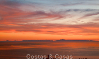 Moderno ático dúplex en venta con vistas panorámicas al mar, situado en un codiciado complejo en Los Monteros, Marbella 52243 