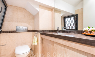 Moderno ático dúplex en venta con vistas panorámicas al mar, situado en un codiciado complejo en Los Monteros, Marbella 52248 