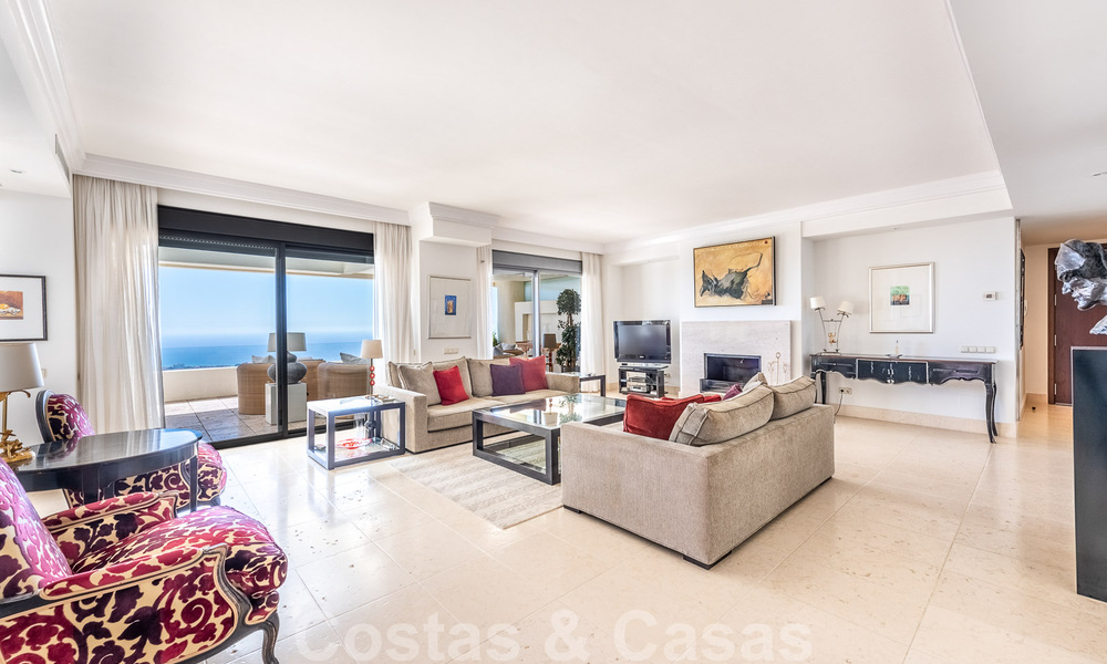 Moderno ático dúplex en venta con vistas panorámicas al mar, situado en un codiciado complejo en Los Monteros, Marbella 52255