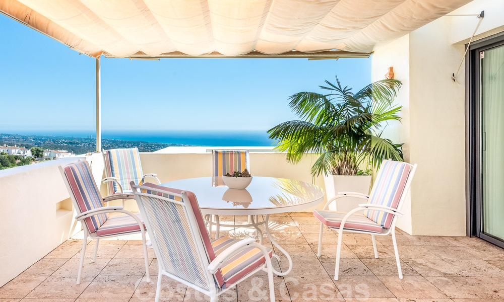 Moderno ático dúplex en venta con vistas panorámicas al mar, situado en un codiciado complejo en Los Monteros, Marbella 52258