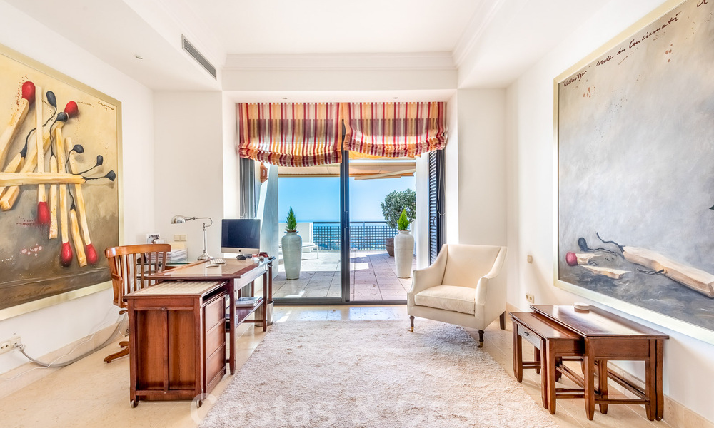 Moderno ático dúplex en venta con vistas panorámicas al mar, situado en un codiciado complejo en Los Monteros, Marbella 52263