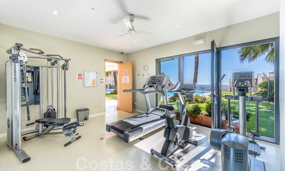 Moderno ático dúplex en venta con vistas panorámicas al mar, situado en un codiciado complejo en Los Monteros, Marbella 52271