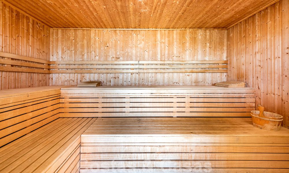 Moderno ático dúplex en venta con vistas panorámicas al mar, situado en un codiciado complejo en Los Monteros, Marbella 52272