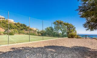 Moderno ático dúplex en venta con vistas panorámicas al mar, situado en un codiciado complejo en Los Monteros, Marbella 52273 