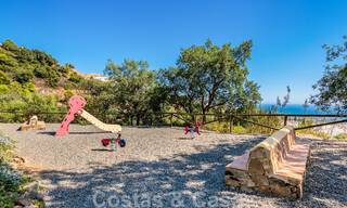 Moderno ático dúplex en venta con vistas panorámicas al mar, situado en un codiciado complejo en Los Monteros, Marbella 52274 