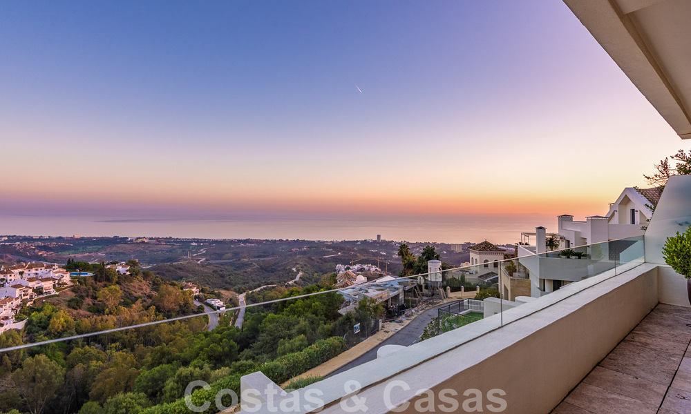 Moderno ático dúplex en venta con vistas panorámicas al mar, situado en un codiciado complejo en Los Monteros, Marbella 52277