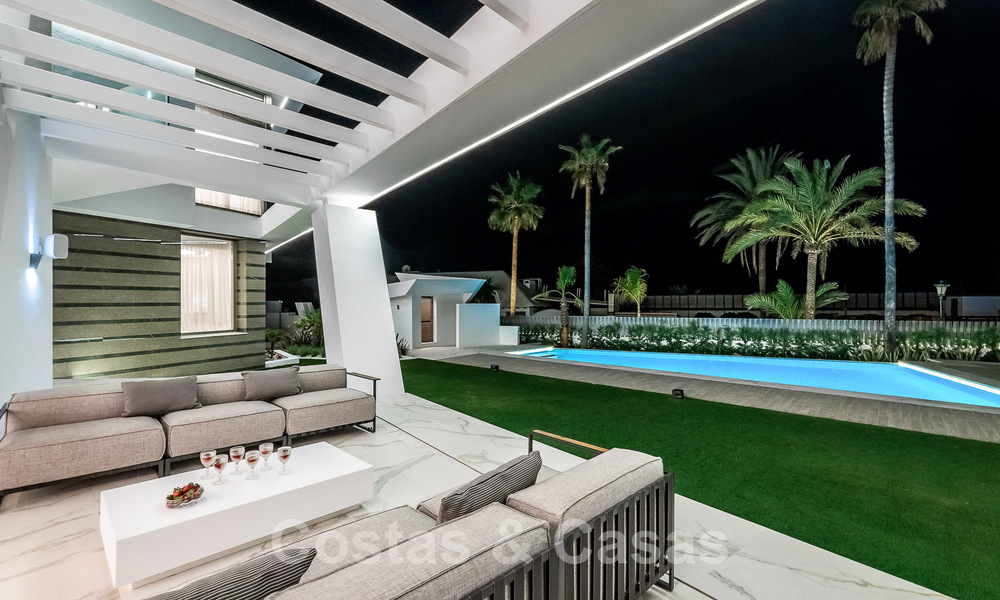 Villa de lujo de nueva construcción con diseño arquitectónico en venta, primera línea de playa en Los Monteros, Marbella 52283