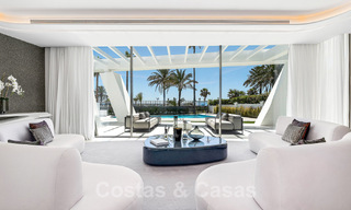 Villa de lujo de nueva construcción con diseño arquitectónico en venta, primera línea de playa en Los Monteros, Marbella 52284 