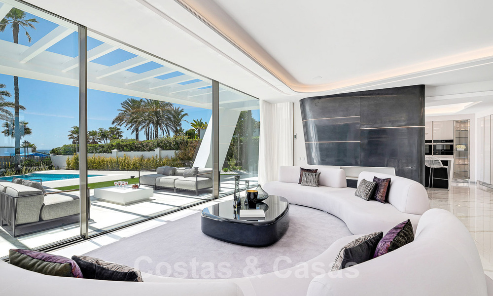 Villa de lujo de nueva construcción con diseño arquitectónico en venta, primera línea de playa en Los Monteros, Marbella 52285