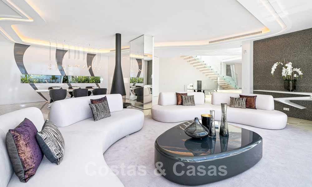 Villa de lujo de nueva construcción con diseño arquitectónico en venta, primera línea de playa en Los Monteros, Marbella 52287