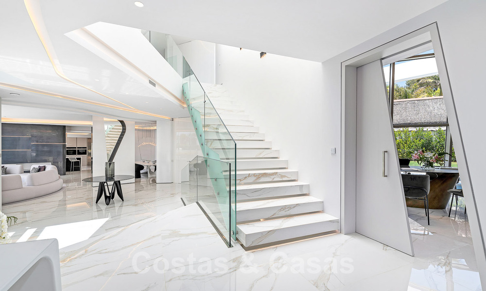 Villa de lujo de nueva construcción con diseño arquitectónico en venta, primera línea de playa en Los Monteros, Marbella 52289