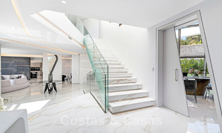 Villa de lujo de nueva construcción con diseño arquitectónico en venta, primera línea de playa en Los Monteros, Marbella 52289 