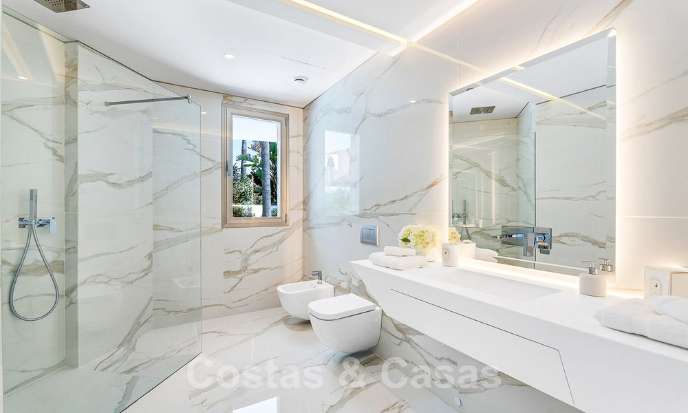 Villa de lujo de nueva construcción con diseño arquitectónico en venta, primera línea de playa en Los Monteros, Marbella 52290