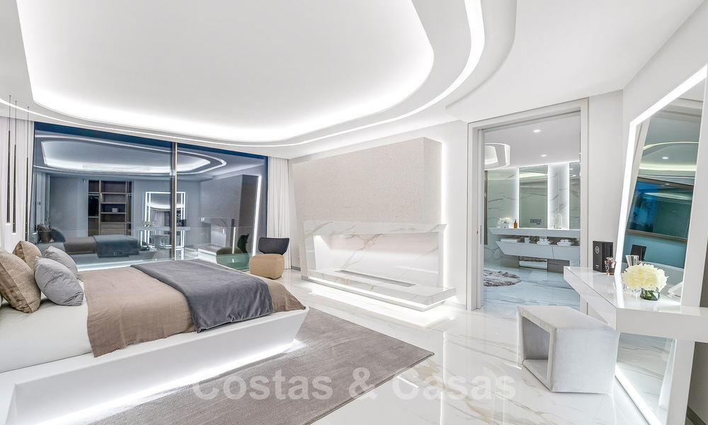 Villa de lujo de nueva construcción con diseño arquitectónico en venta, primera línea de playa en Los Monteros, Marbella 52291
