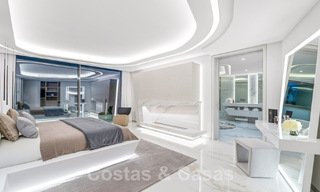 Villa de lujo de nueva construcción con diseño arquitectónico en venta, primera línea de playa en Los Monteros, Marbella 52291 