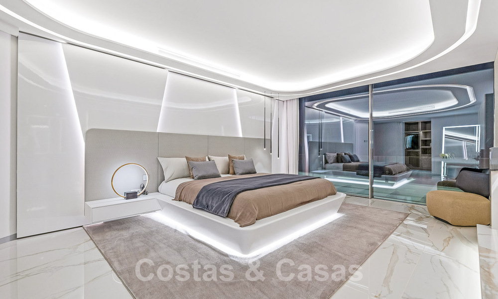 Villa de lujo de nueva construcción con diseño arquitectónico en venta, primera línea de playa en Los Monteros, Marbella 52293