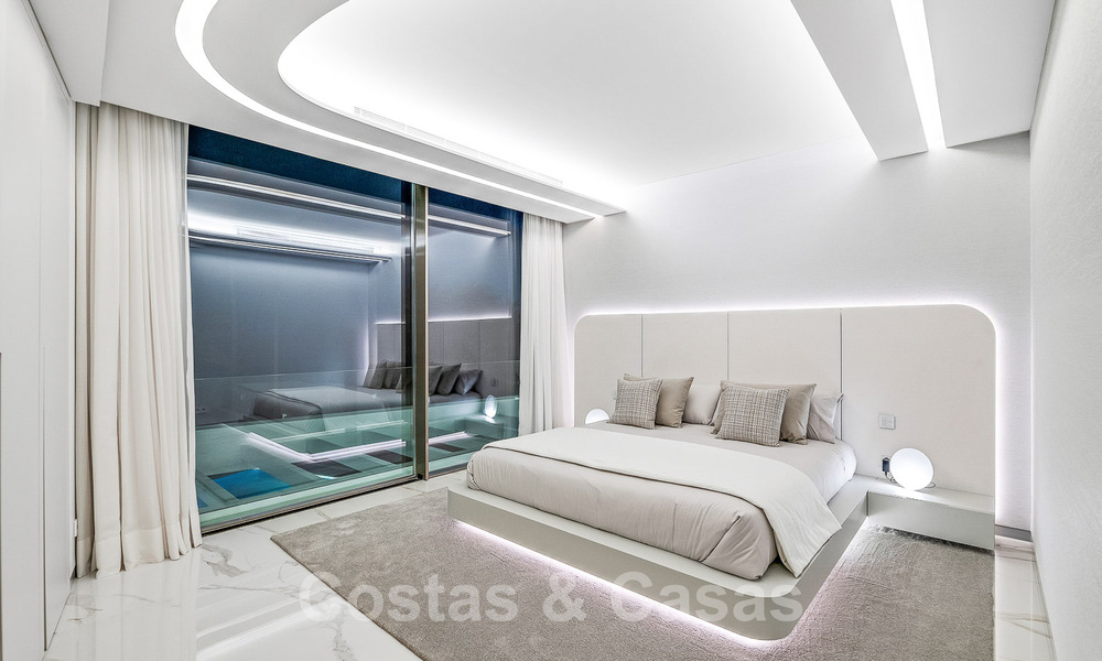 Villa de lujo de nueva construcción con diseño arquitectónico en venta, primera línea de playa en Los Monteros, Marbella 52295