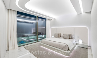 Villa de lujo de nueva construcción con diseño arquitectónico en venta, primera línea de playa en Los Monteros, Marbella 52295 