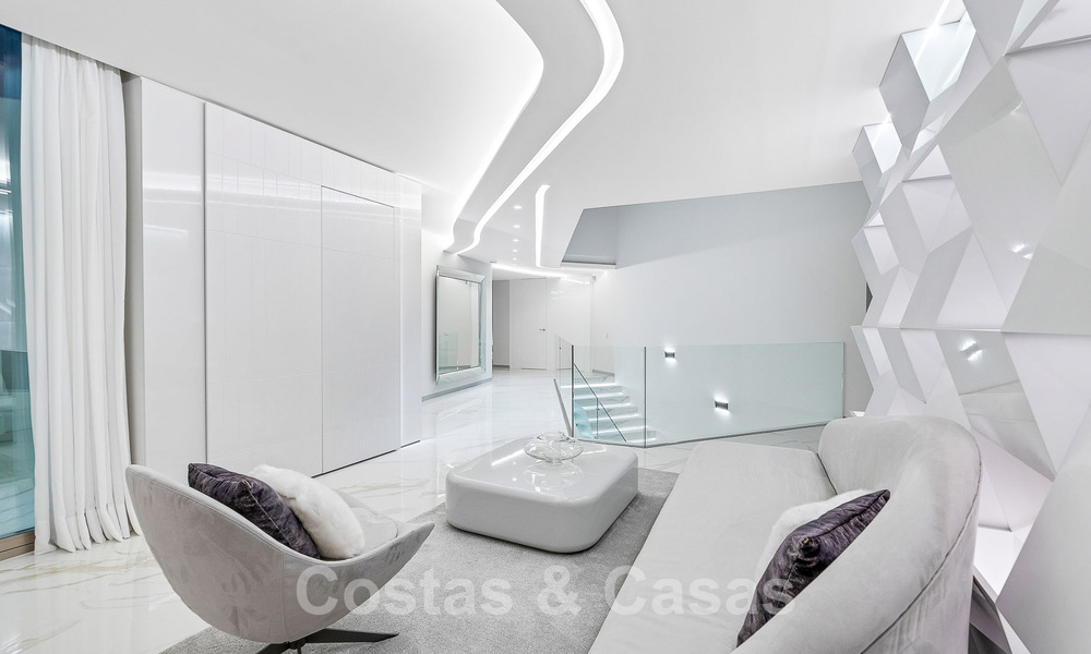 Villa de lujo de nueva construcción con diseño arquitectónico en venta, primera línea de playa en Los Monteros, Marbella 52296