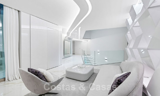 Villa de lujo de nueva construcción con diseño arquitectónico en venta, primera línea de playa en Los Monteros, Marbella 52296 