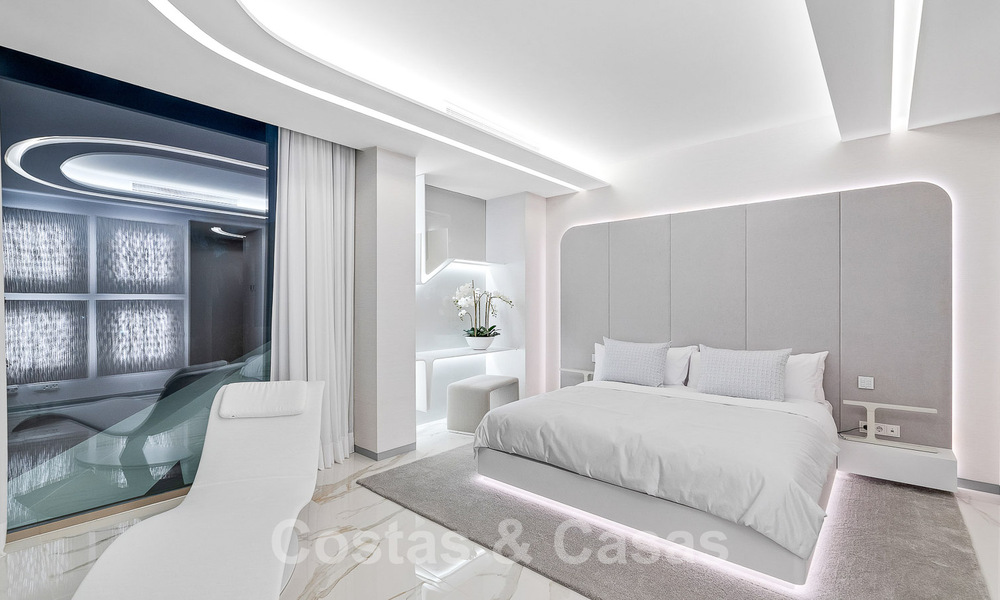 Villa de lujo de nueva construcción con diseño arquitectónico en venta, primera línea de playa en Los Monteros, Marbella 52297